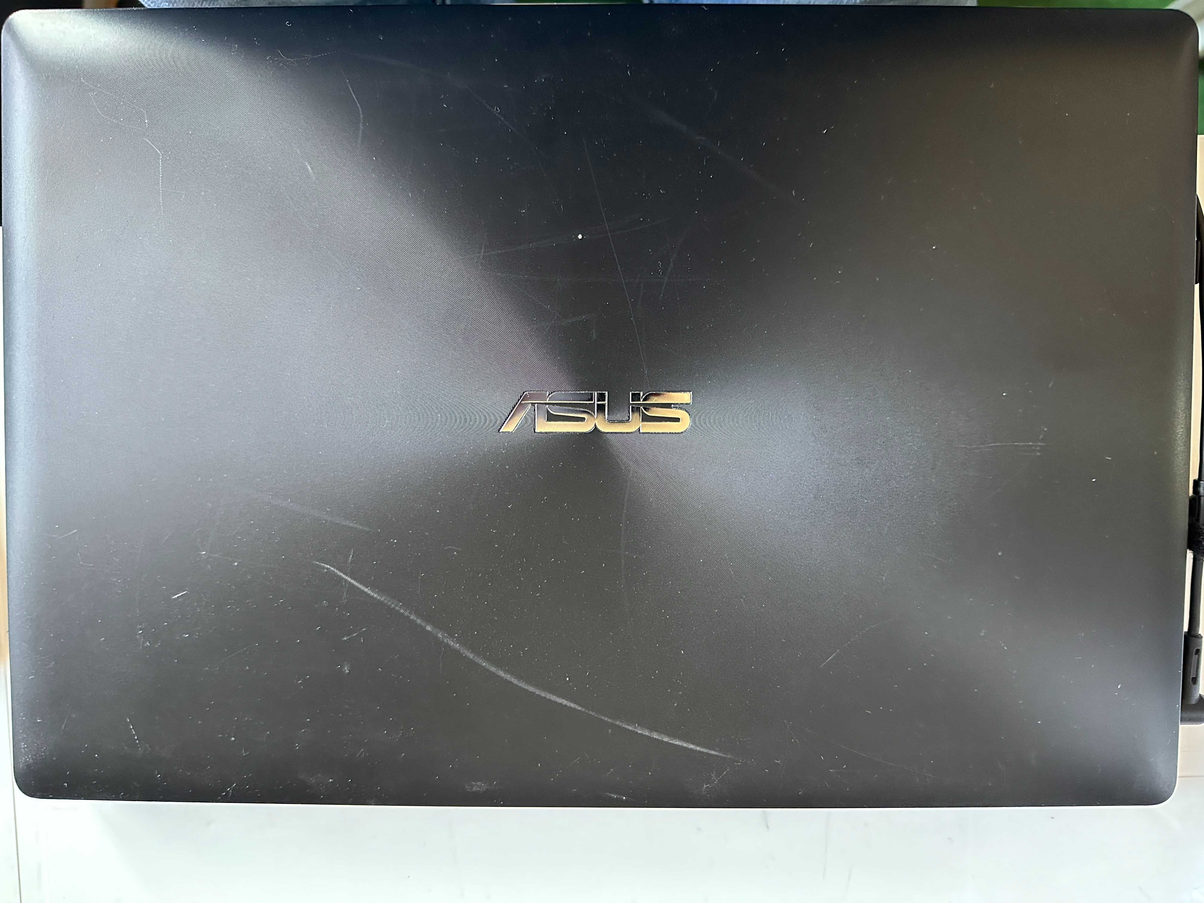 Продавам лаптоп Asus (Асус)