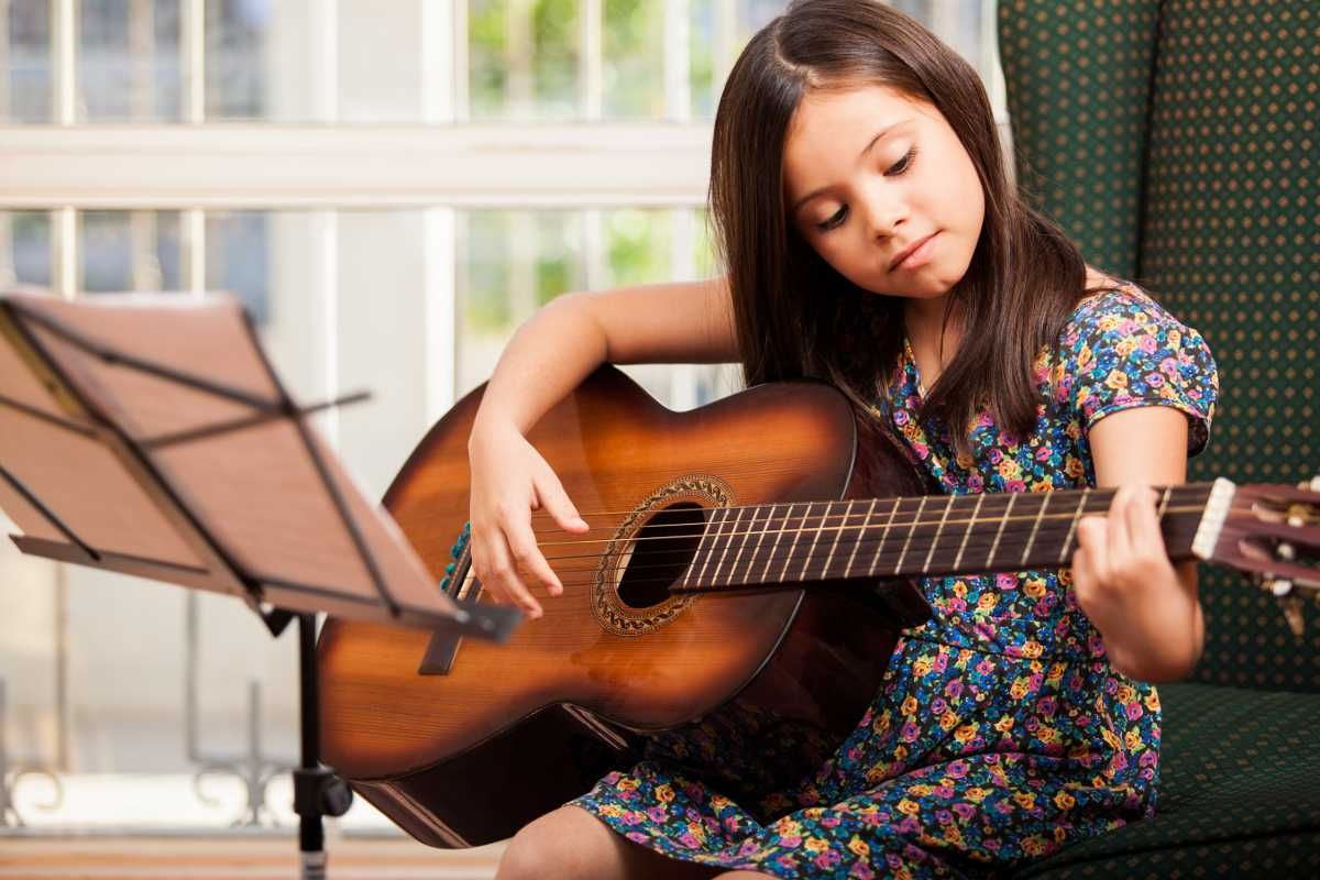 Уроки игры на гитаре для детей
