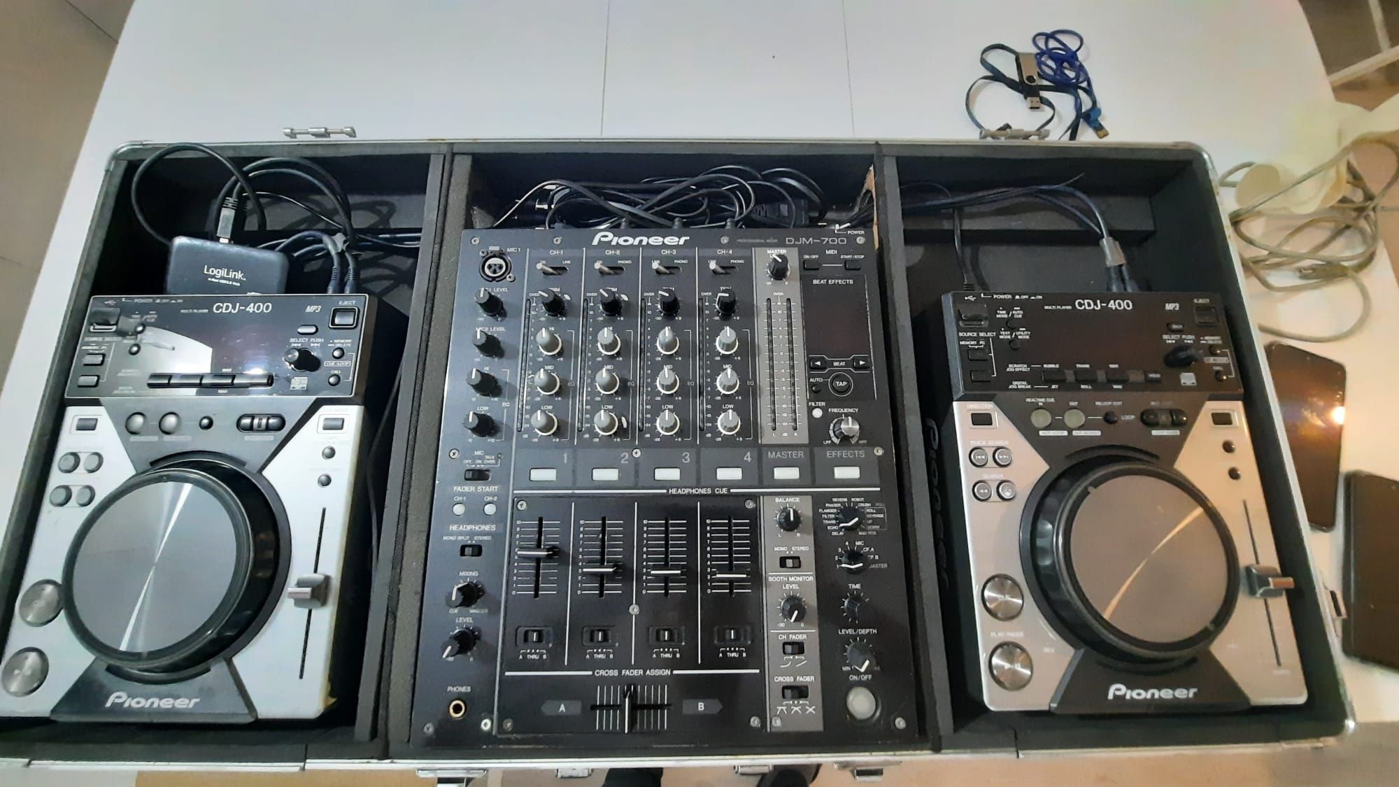 Vând pachet masă dj /mixere și playere Pioneer 400/400/700