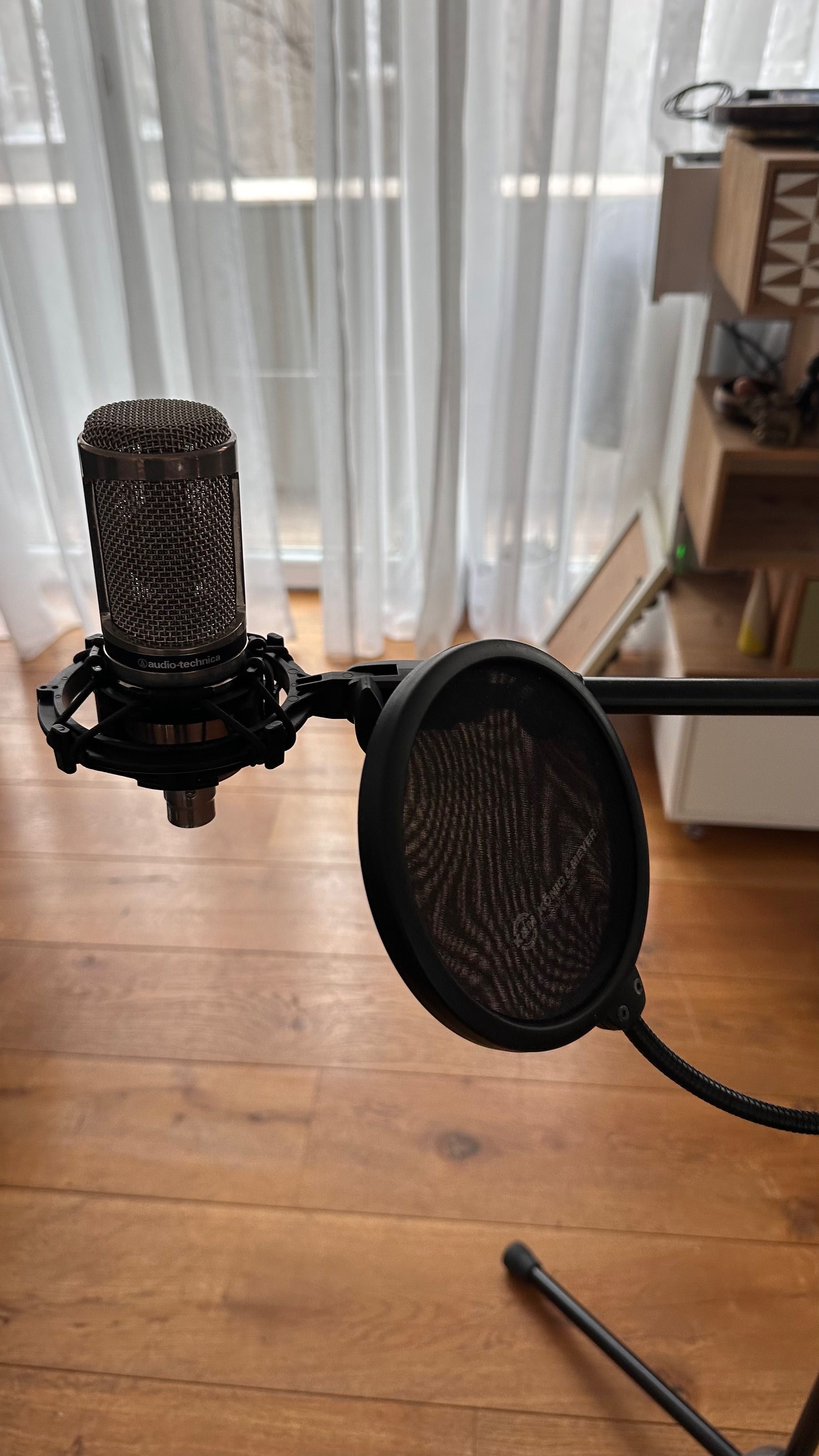 Студиен кондензаторен микрофон Audiotechnica AT2020 P48 със стойка