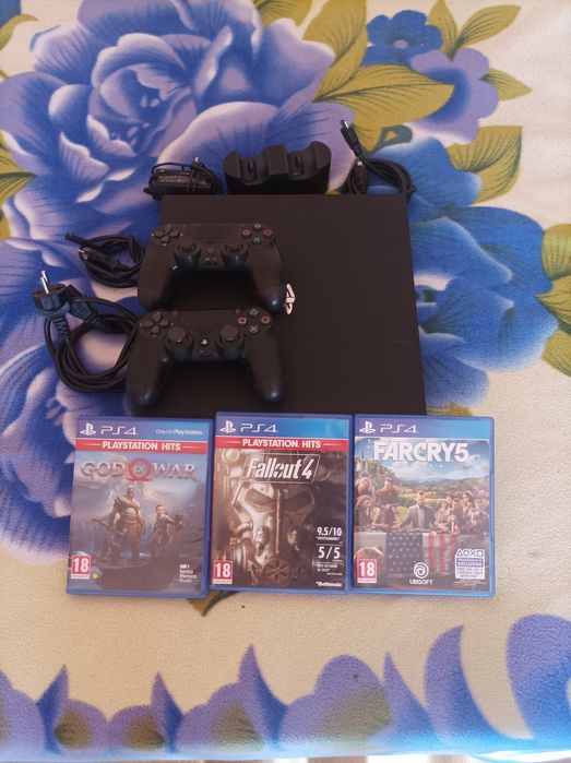 PS 4 ,2 manete ,3 jocuri
