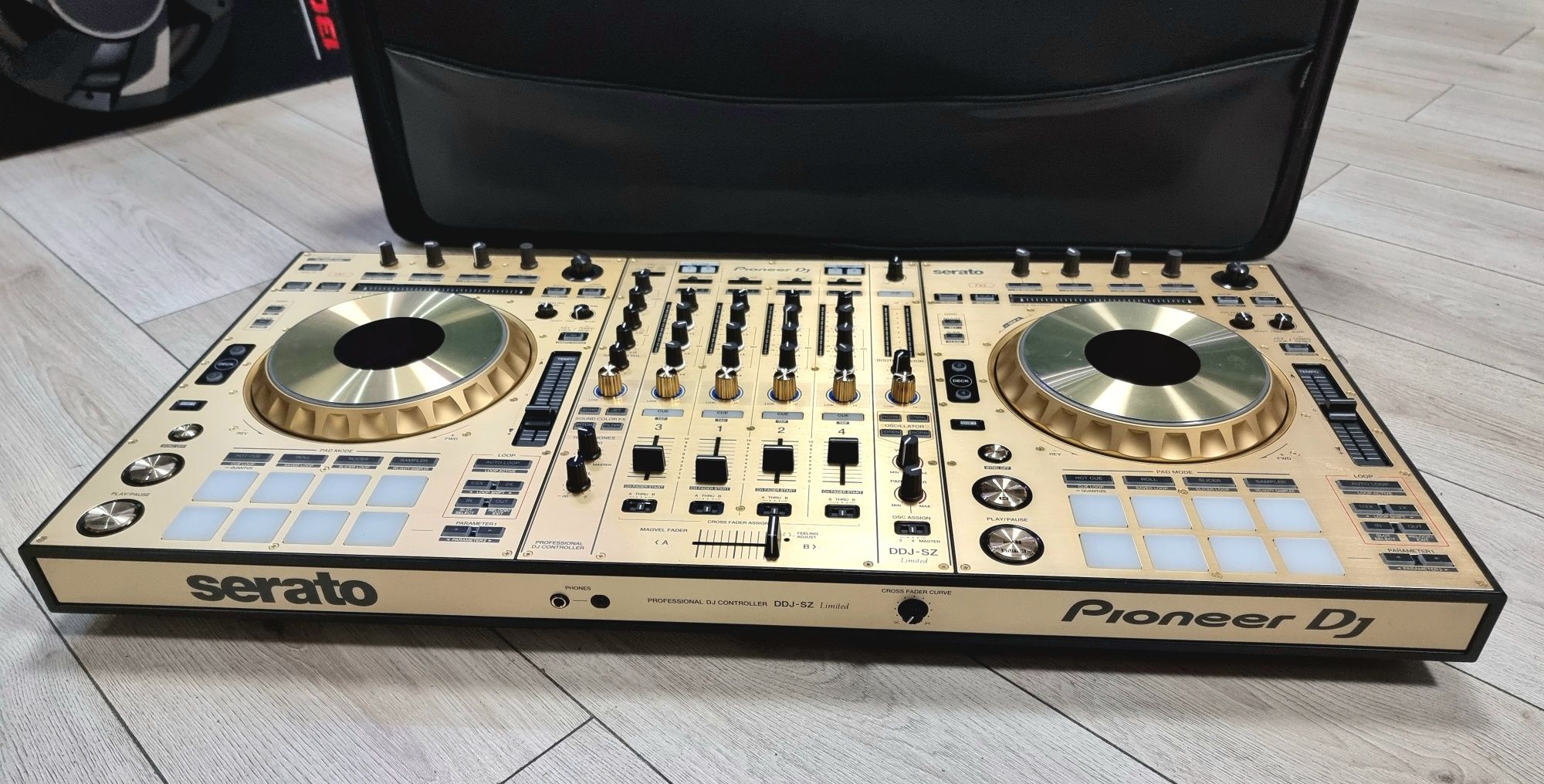 Amanet F28: Consola Mixer Pioneer DJ DDJ SZ N Gold Limited Editon