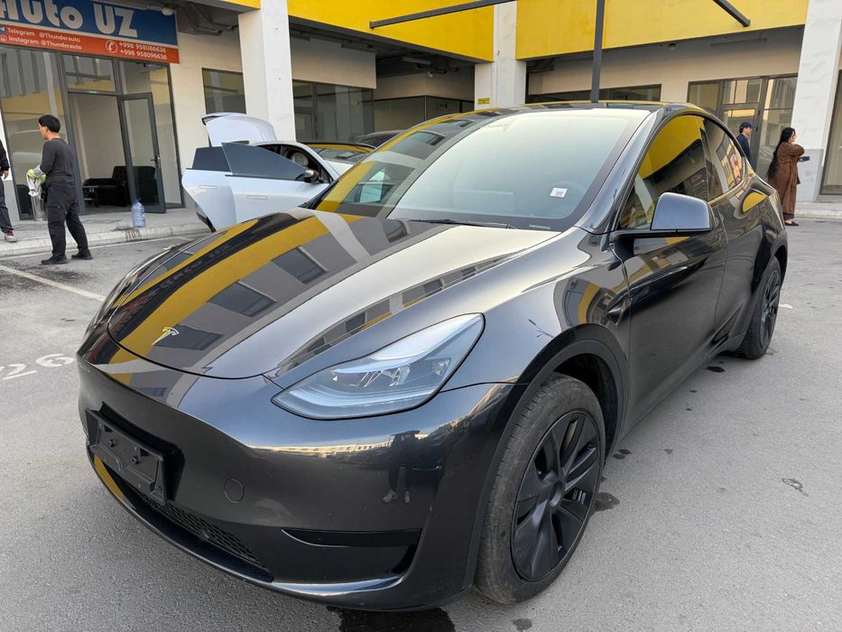 Tesla model Y 2024