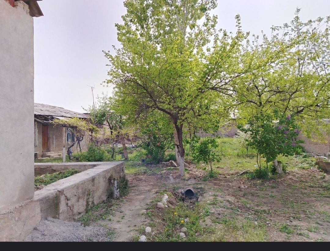 Quvasoy shaxar qochqorchida 10sotixli uy sotilad suv svet  suv bor