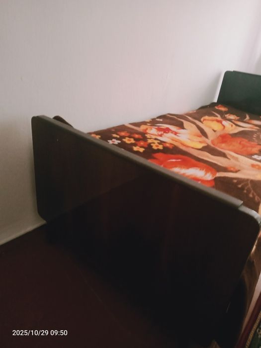 Кровать, стол со стульями, тумба