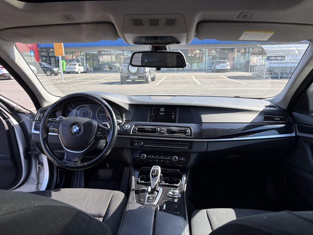BMW F10 525d 204cp cu trapă panoramică