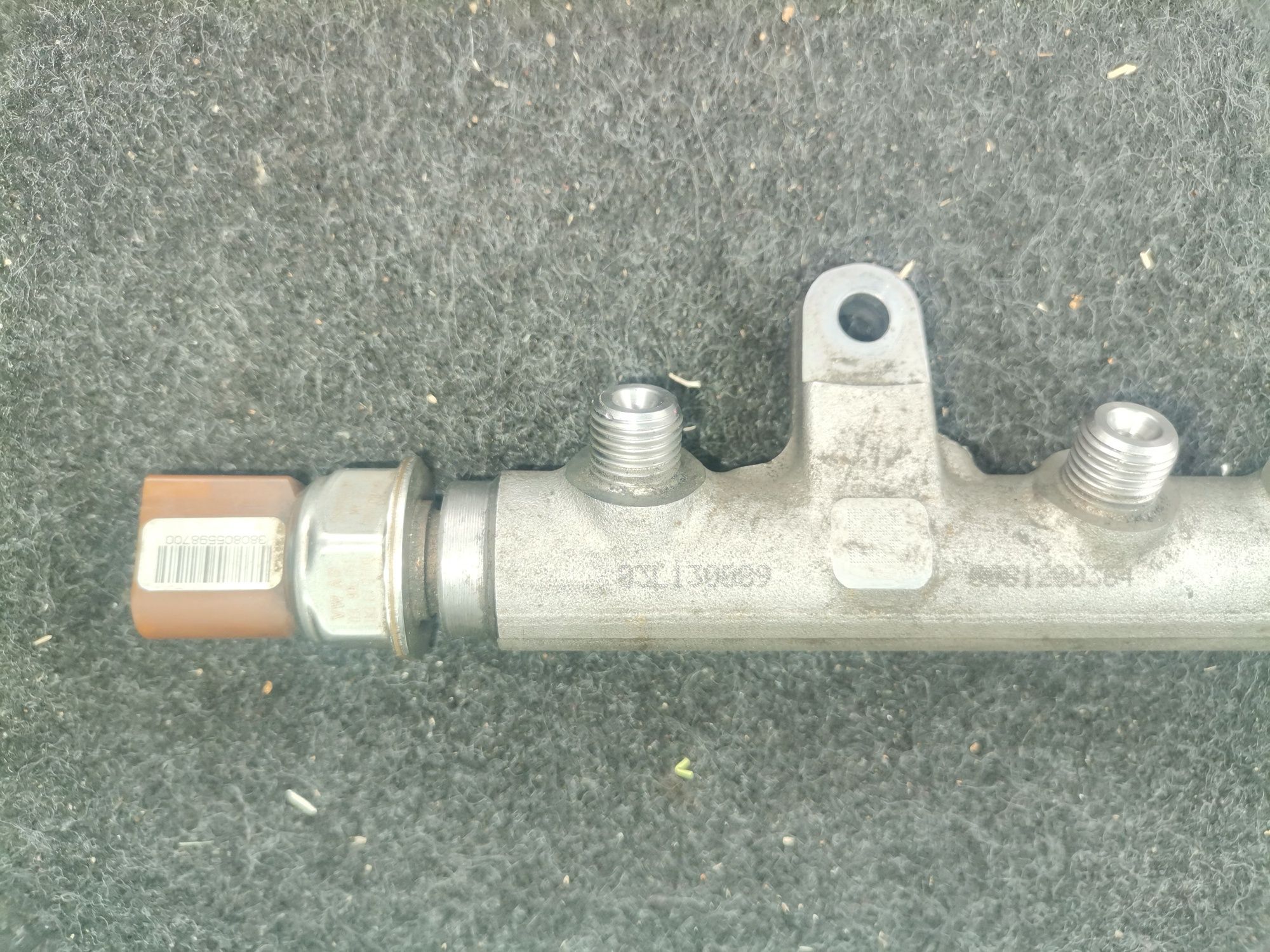 Vând Rampa injectoare cu senzor VW Passat B6 2.0 CBAB 03L130089