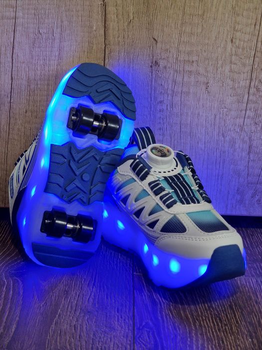 Adidasi cu role detașabile