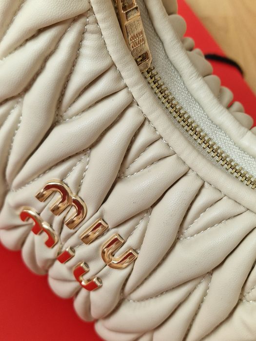 Geanta damă nude, curea detasabila, logo metalic auriu, saculet, etich