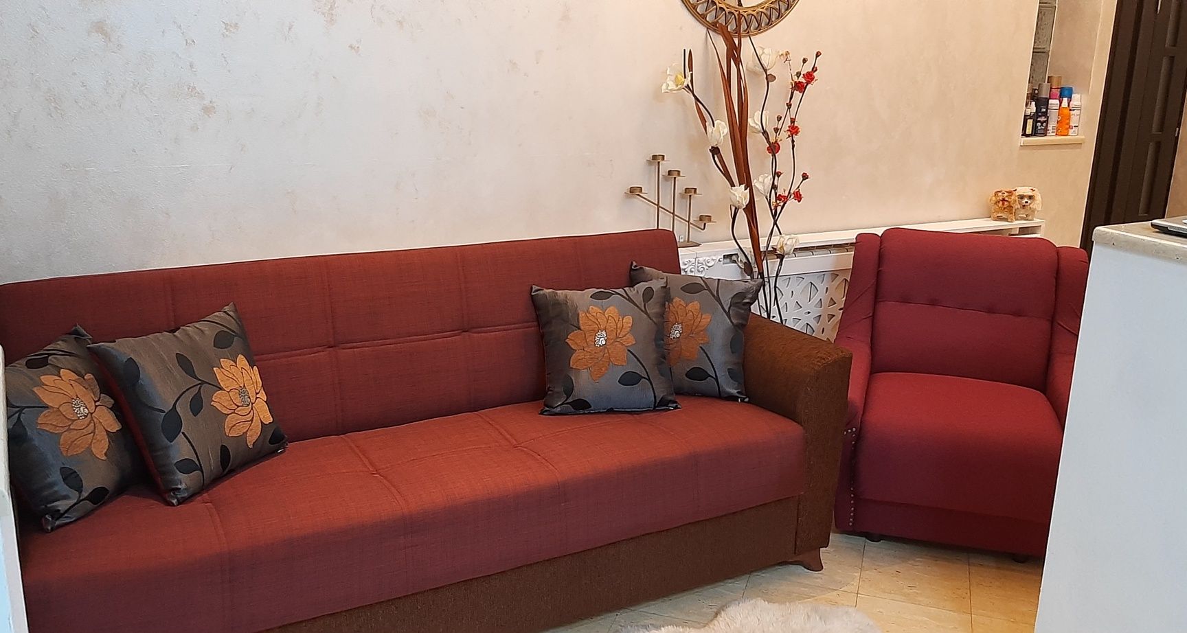 Canapea extensibila cu pernite de decor și fotoliu