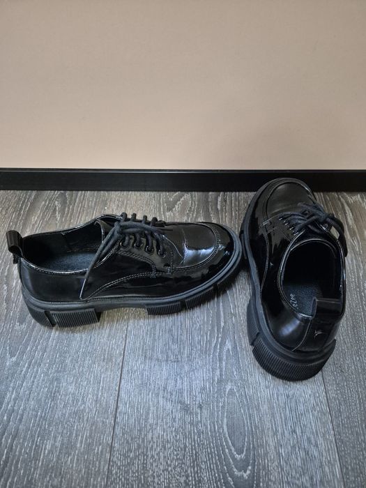 Vând pantofi fetite