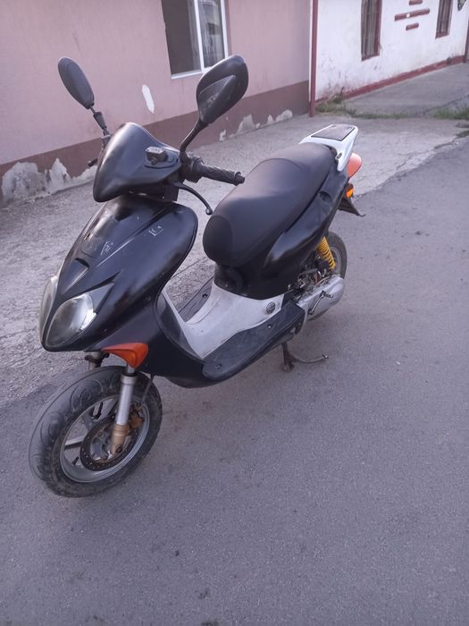 Vând scuter 4.9 Honda