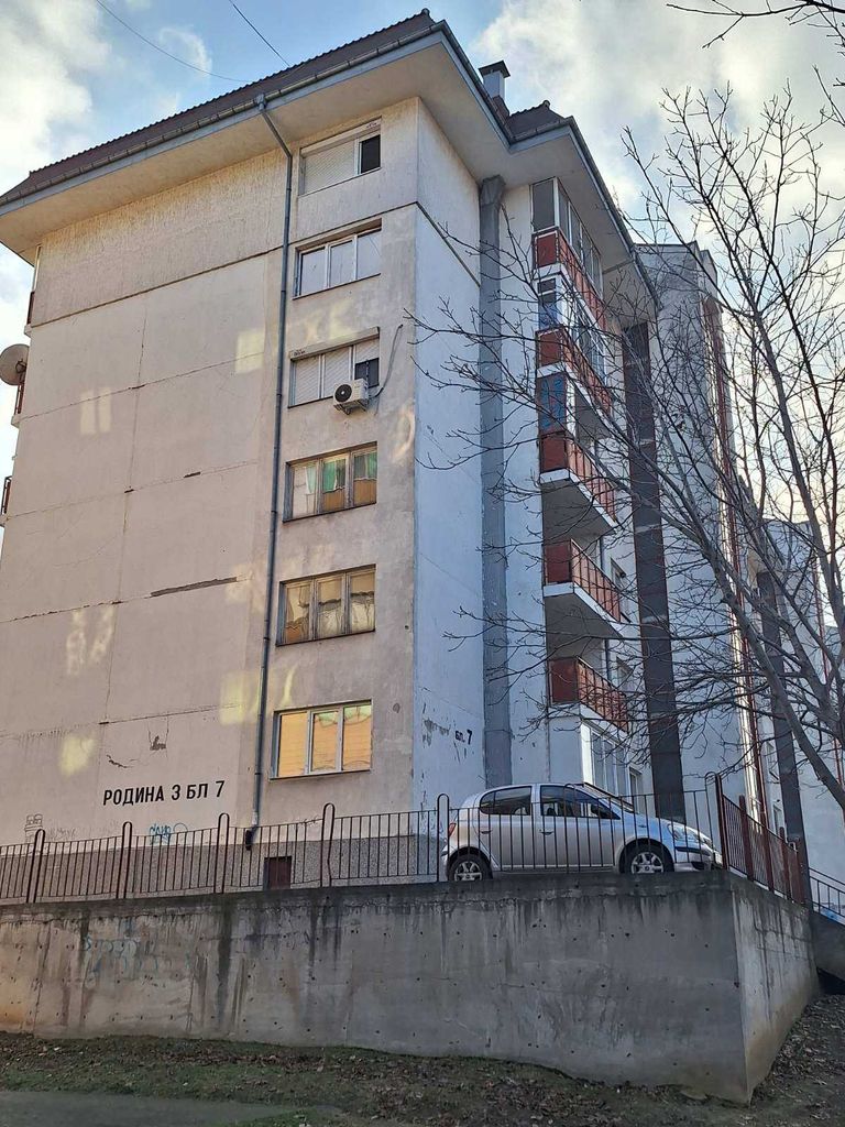 Продава се Тристаен апартамент в Русе, Родина 3 - 87 кв.м за 1035 €/кв.м - Снимка #2