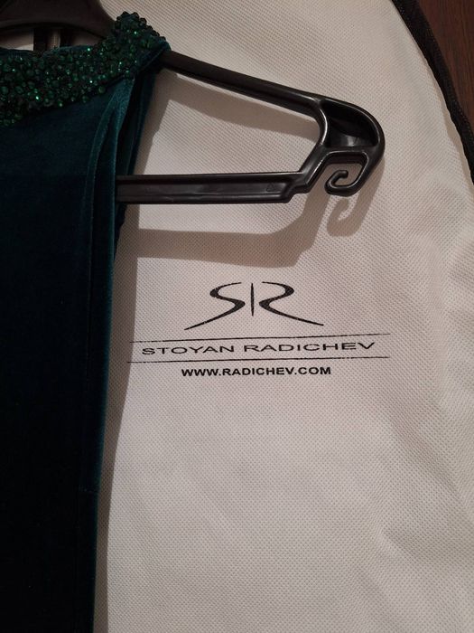 Официална, бутикова рокля в изумрудено зелено с камъни и дълбока цепка