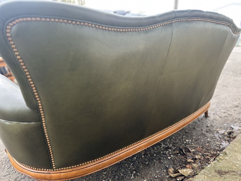 Кожен диван с масив и дърворезба