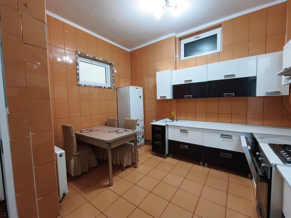 Închiriez garsonieră la curte