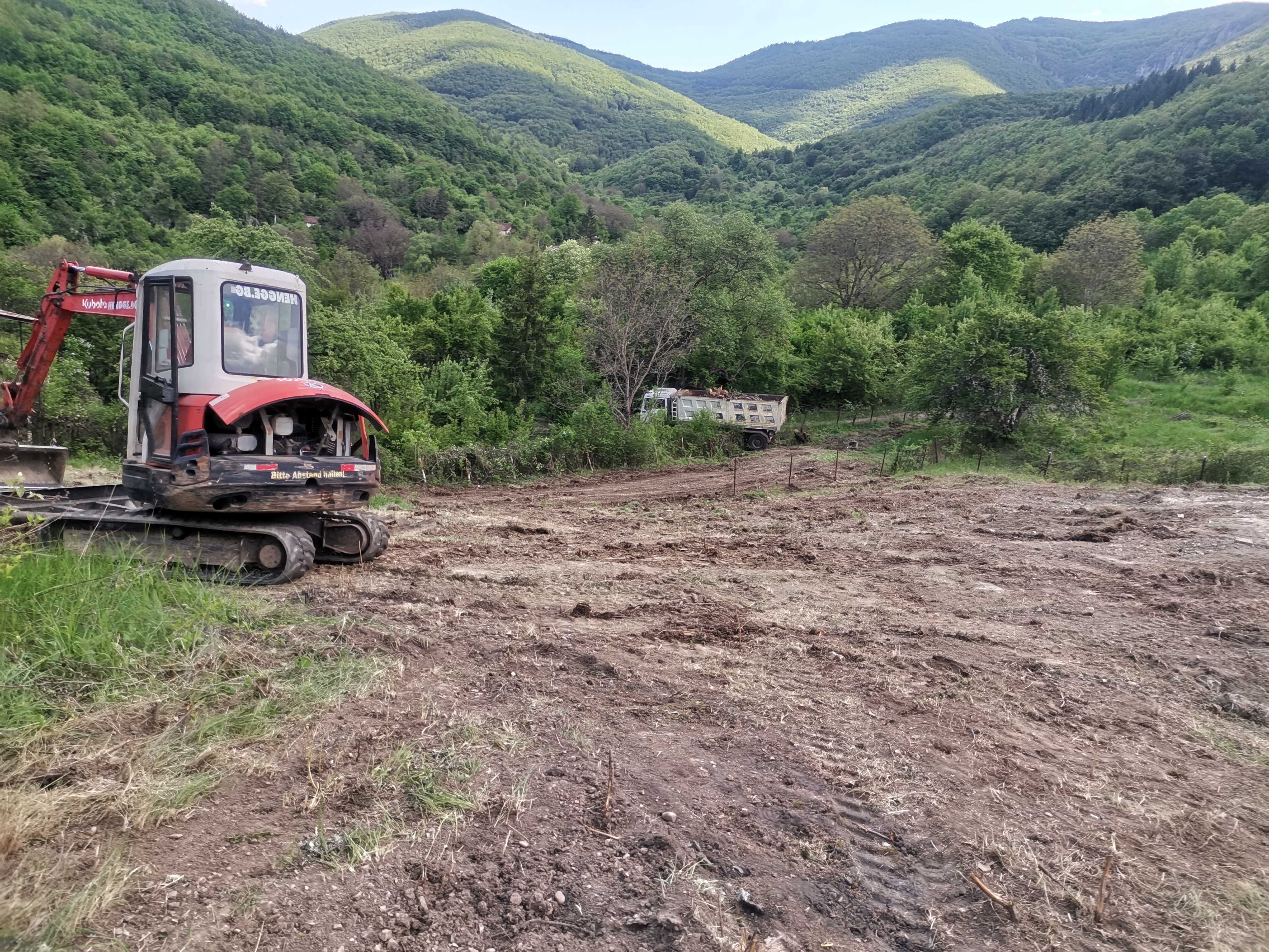 Услуги с багери-мини верижен или комбиниран багер товарач и самосвали