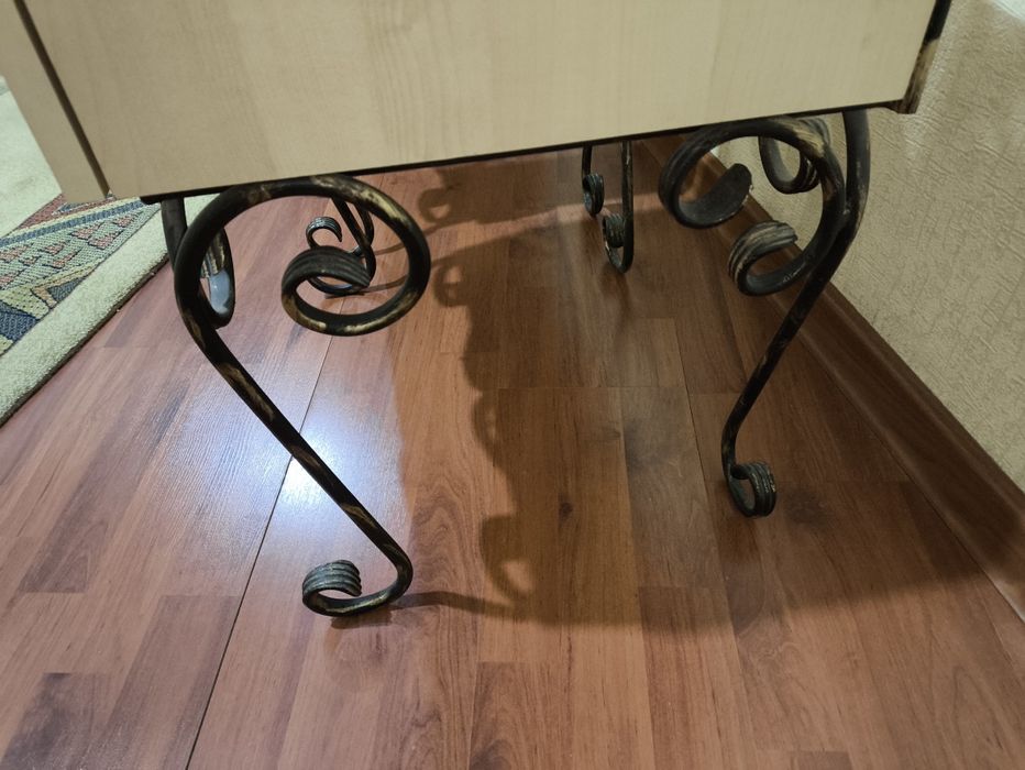 Тумбочка прикроватная, ножки кованные