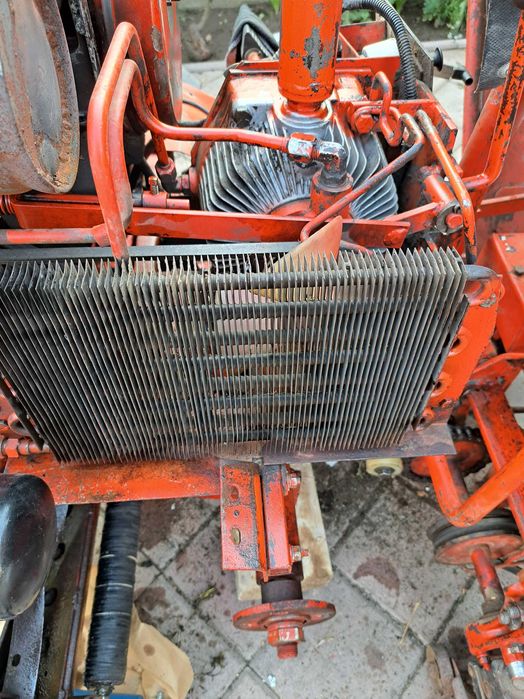 Tractor  pentru tuns iarba / gazon .