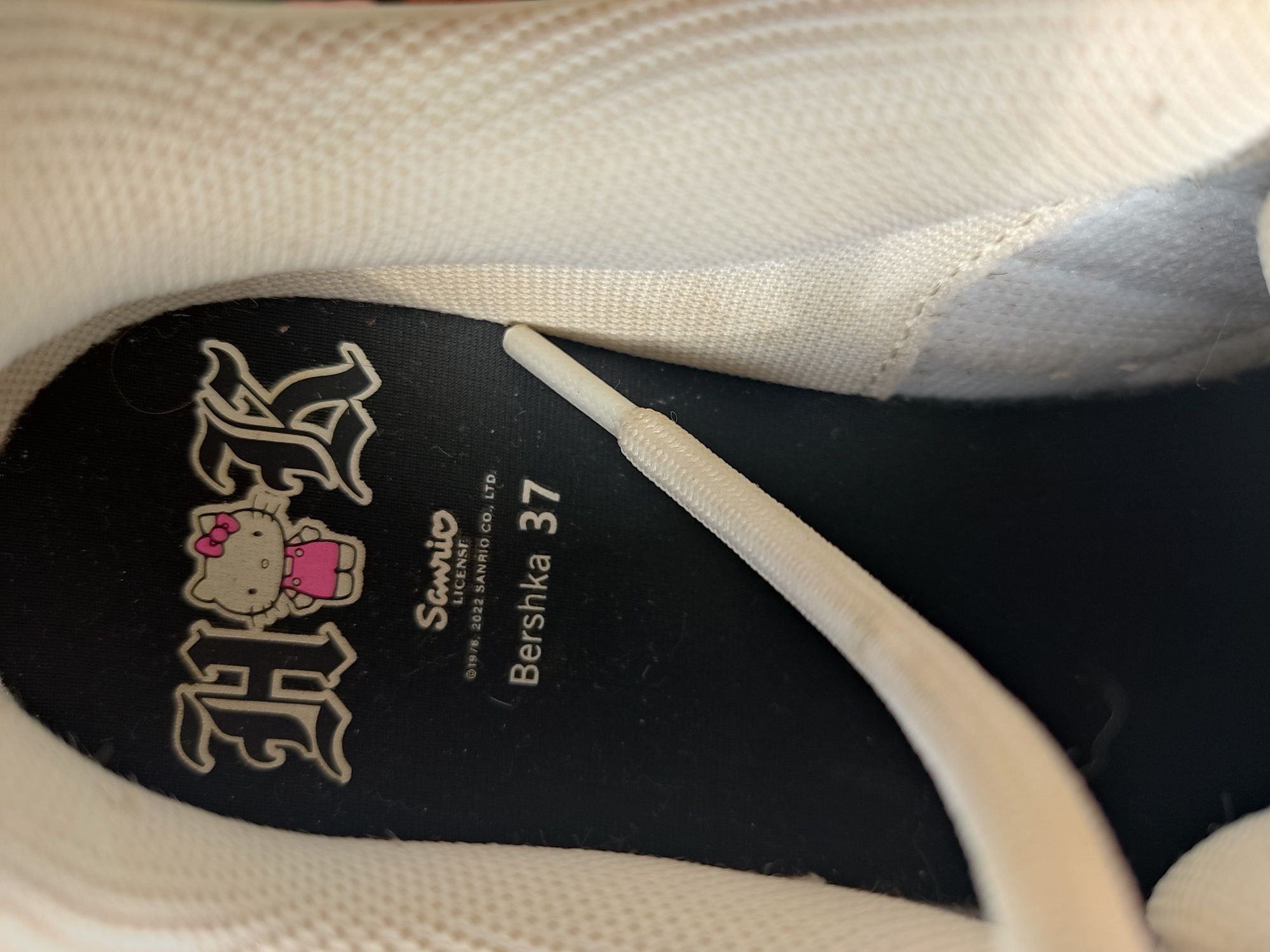 Adidadsi Bershka marimea 37 Hello Kitty