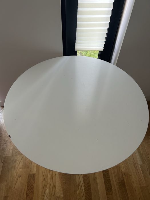 Vand urgent! Masa rotunda, achizitionata de la Jysk, stare buna