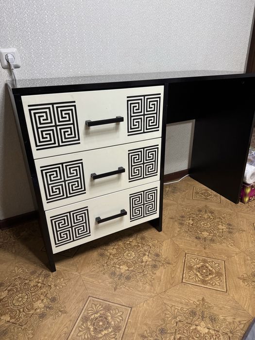 Комод/ стол продам срочно