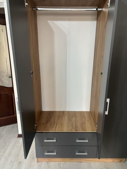 Современный шкаф в отличном состоянии