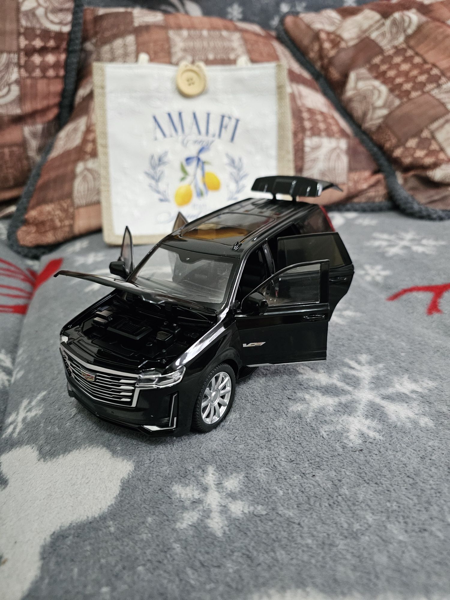 Macheta metalica cadillac escalade scara 1:24 noua