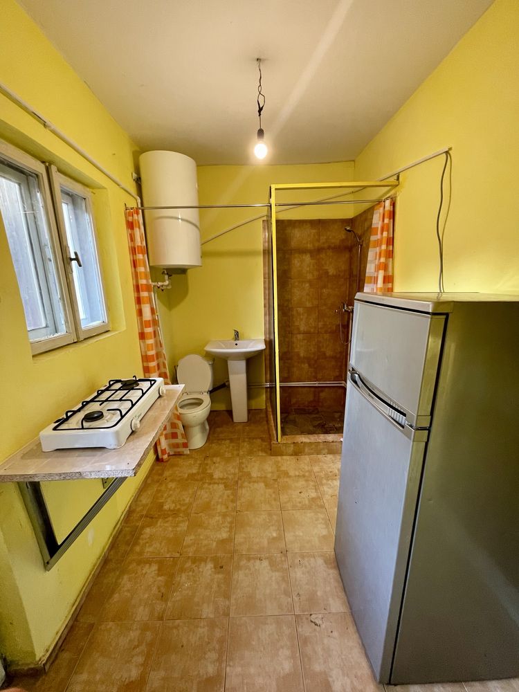 Casa la curte de închiriat pentru echipe de muncitori si străini
