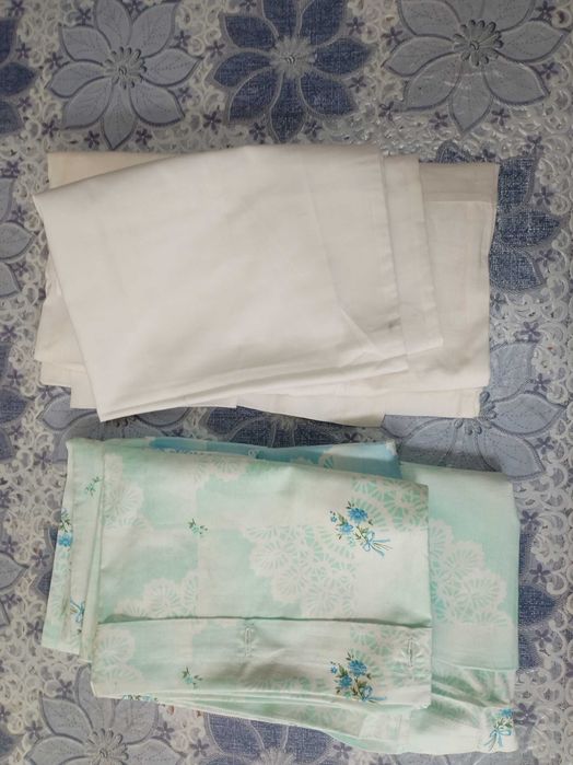 Наволочки  белого  цвета,  размер 60х60, 70х70 см