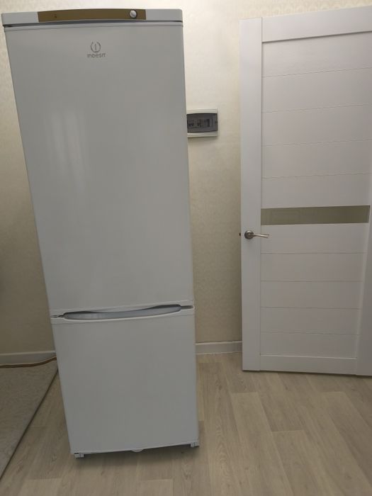 Холодильник Indesit SB 185.027 б/у в отличном состоянии