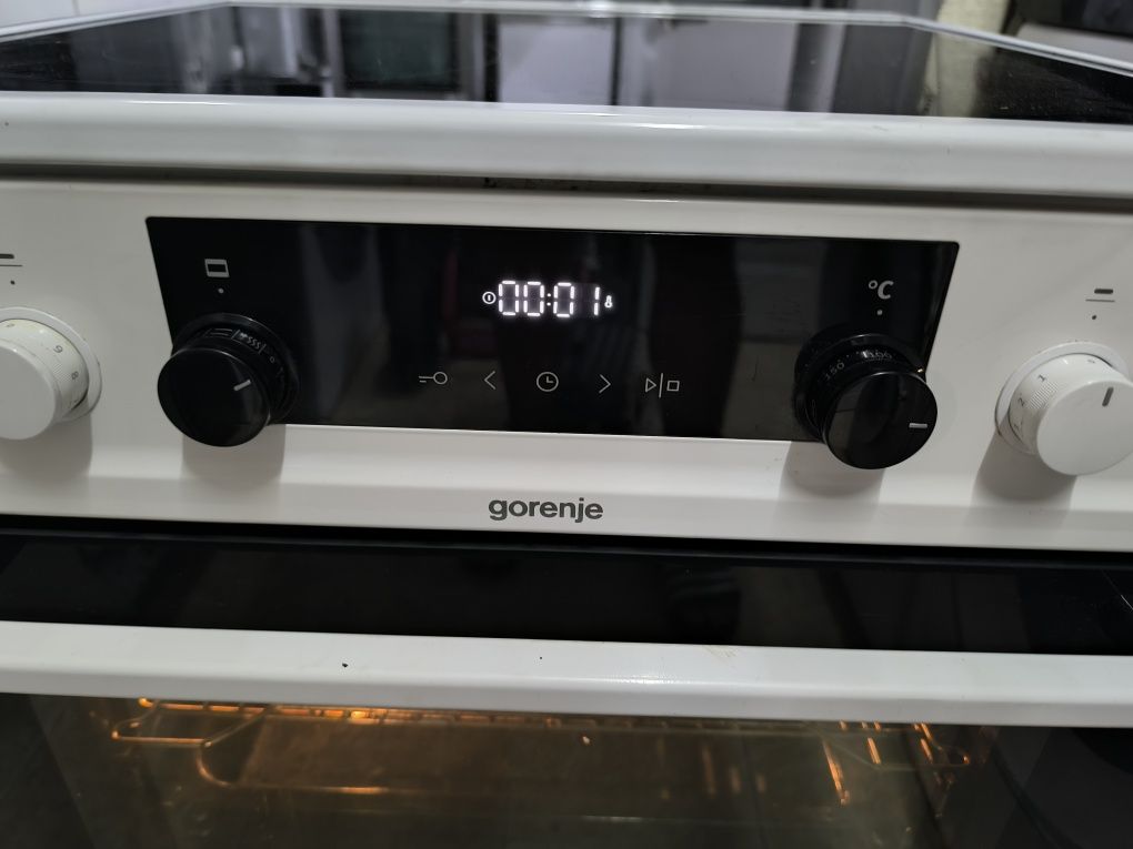 Свободнстояща печка с керамичен плот Gorenje