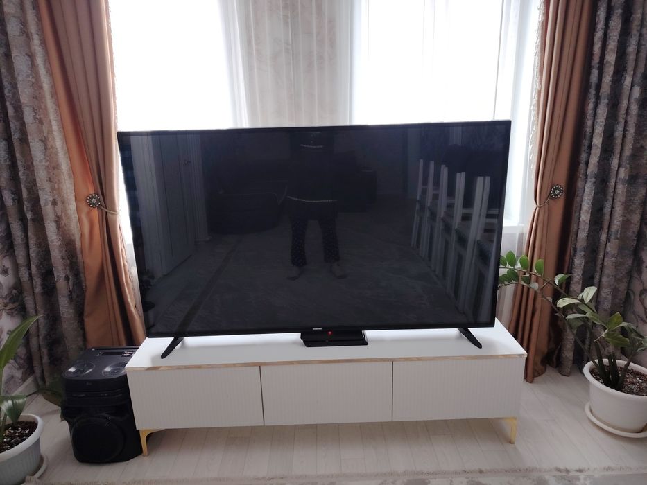 Срочно продам большой новый смарт телевизор .