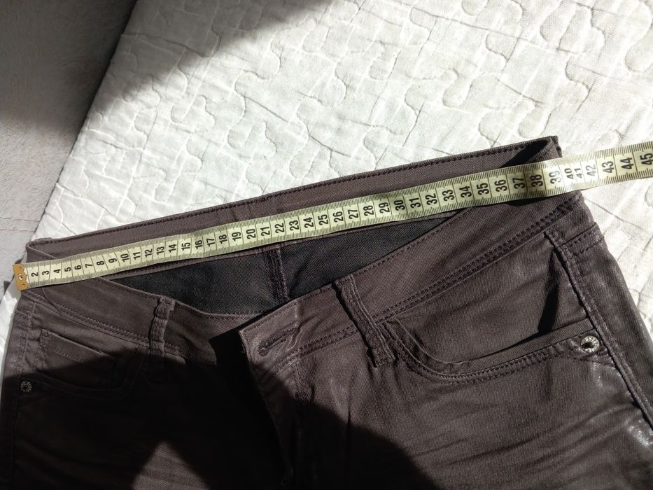 Blugi elastici lucioși marimea 40 damă