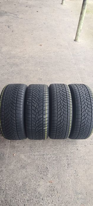 4 anvelope iarna Goodyear,fata 235/55/19,spate 255/50/19.Pret/bucata