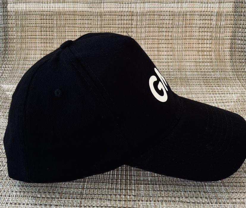 Модерна черна шапка бейзболка