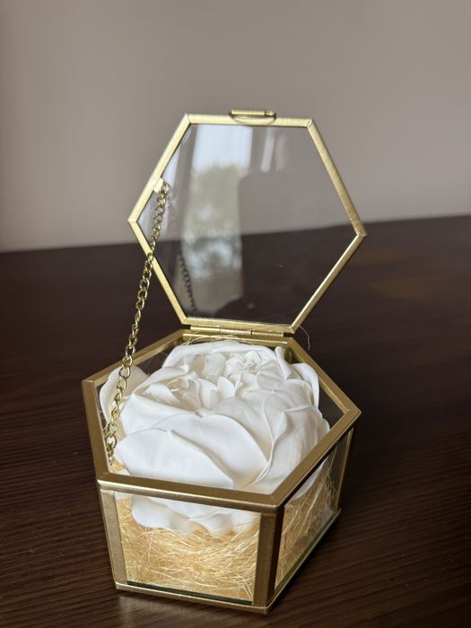 Елегантна Кутийка за Сватбени Пръстени – Стъкло и Злато