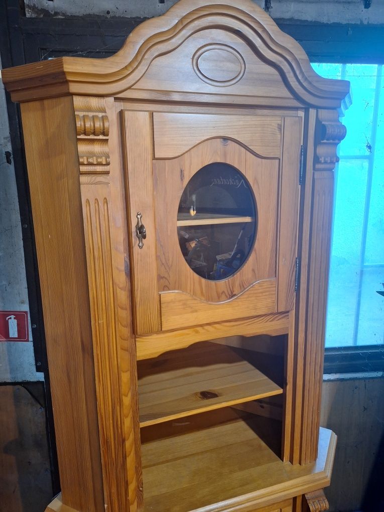 Ъглов масивен шкаф Витрина