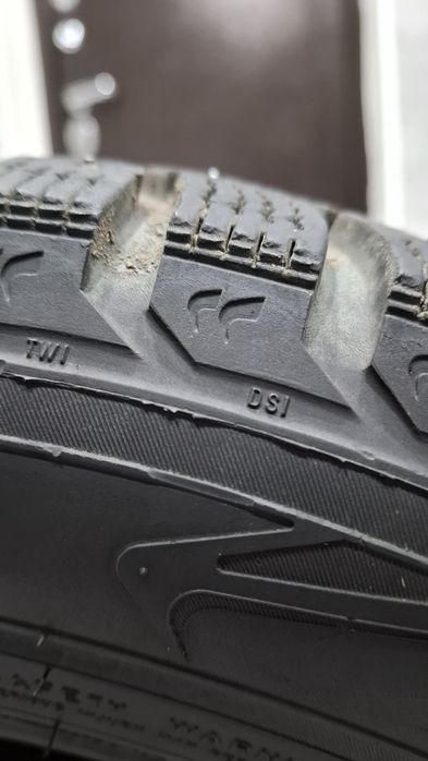 Продам  2 зимних  шины на R15.