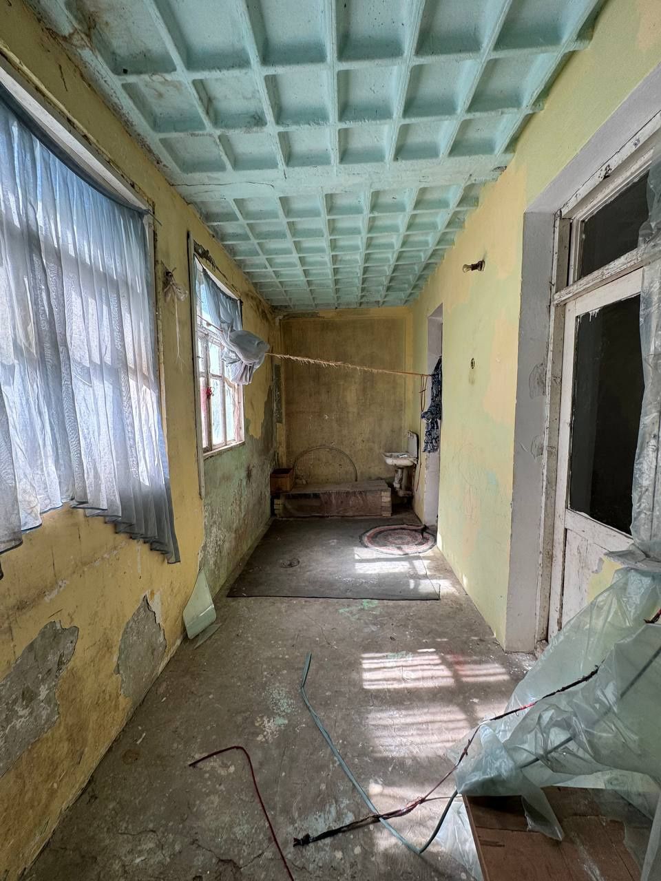 Қарши 4-мкр 3 хонали ғиштли полли уй ўрта қатор катта балконли арзон