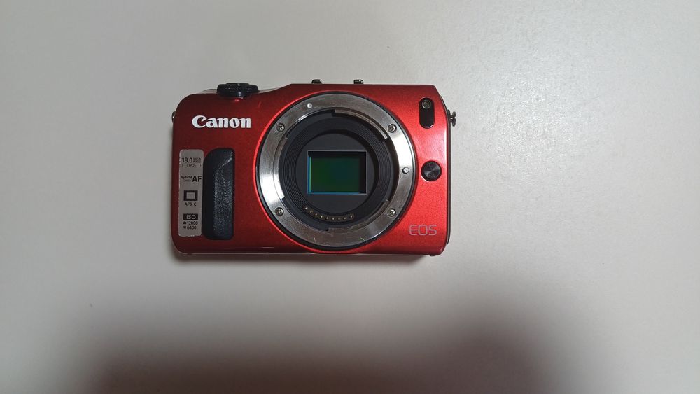 Aparat foto/video mirrorless Canon EOS M