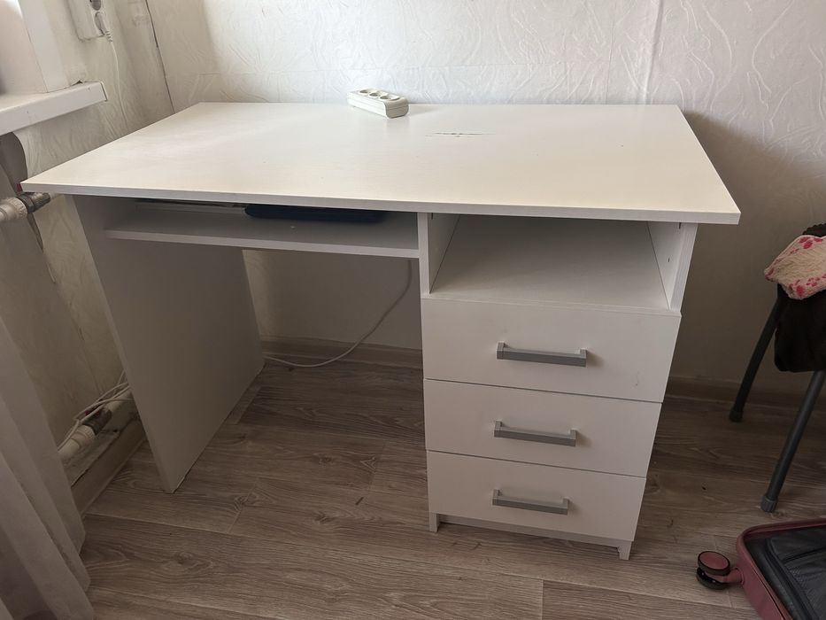 Белый стол , б/у