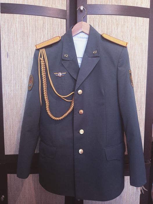 Продаётся срочно парадный костюм. В отличном состоянии.