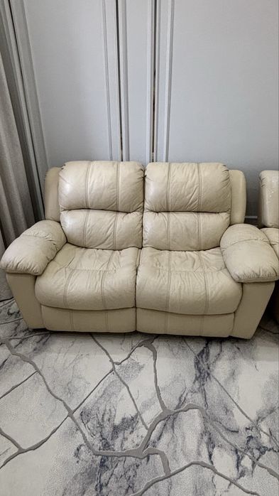 б/у 2 одинаковых кожанных дивана