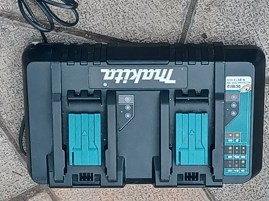 Stație de încărcare MAKITA  DC 18 RD cu blutus