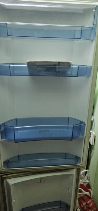 Продавам комбиниран хладилник Горения бял