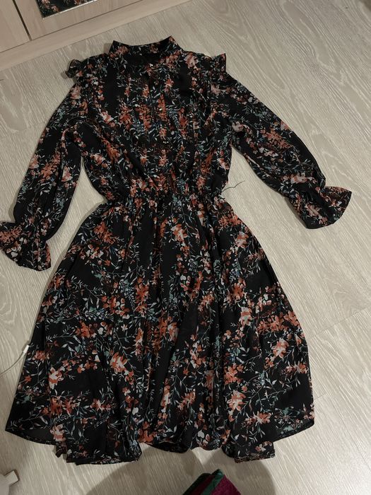 Очень красивое платье, надевала всего два раза.