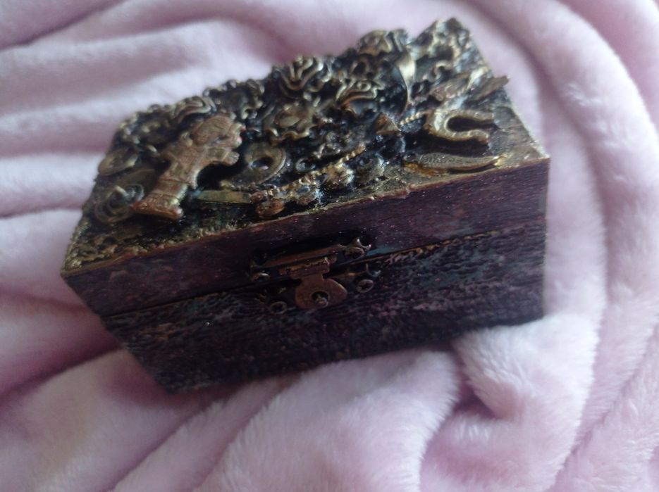 Кутийка за бижута, ръчно изработена, дървена с размери 10см*5**6см