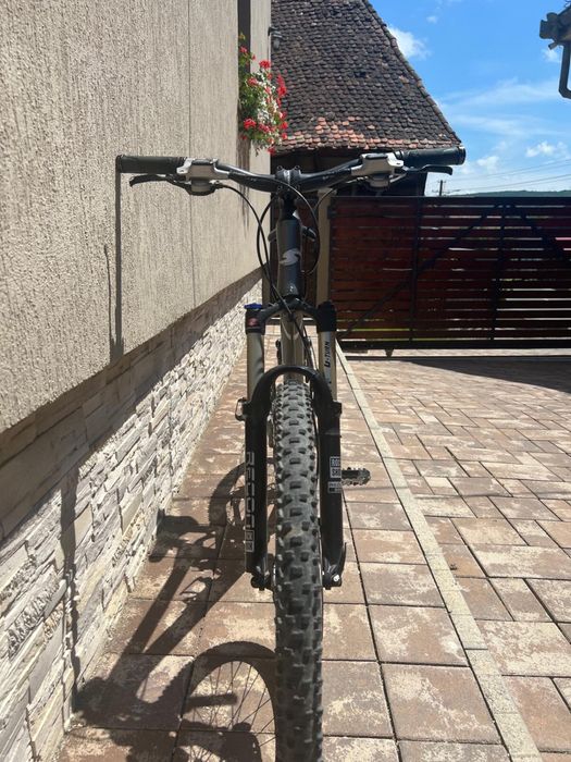 Bicicletă MTB Stevens cu suspensie față-spate – RockShox