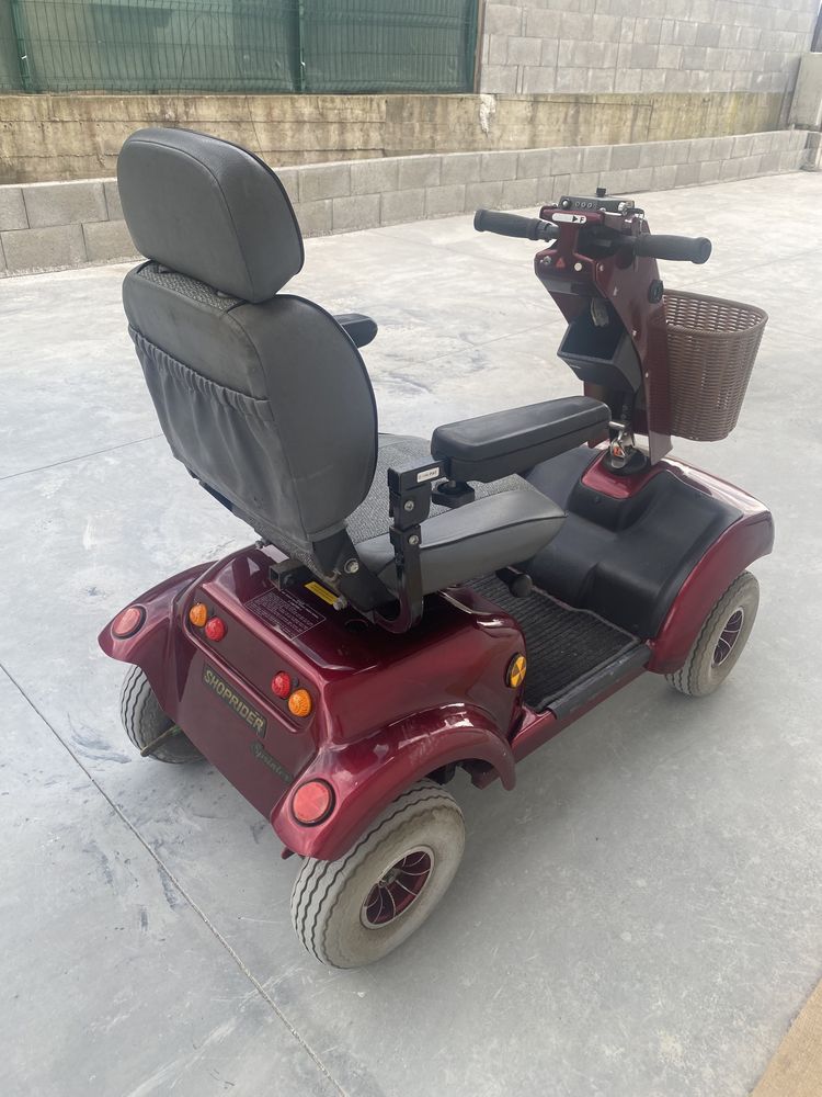 Carucior scooter electric pentru persoane cu dizabilitati
